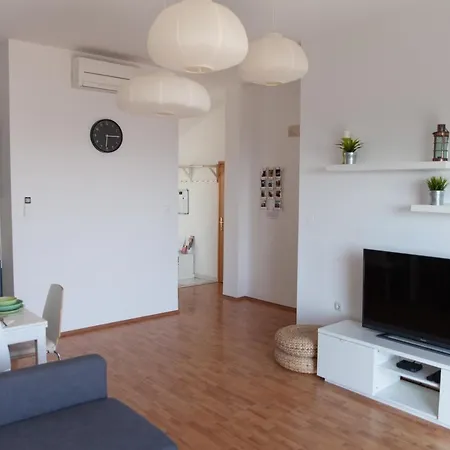 Iris Apartment *
